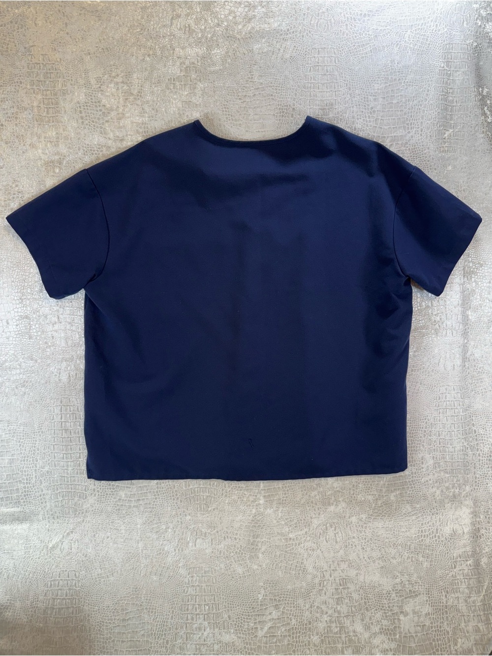 FIGS Catarina Variant Navy One-Pocket Scrub Top, Women’s size medium petite - Picture 2 of 5